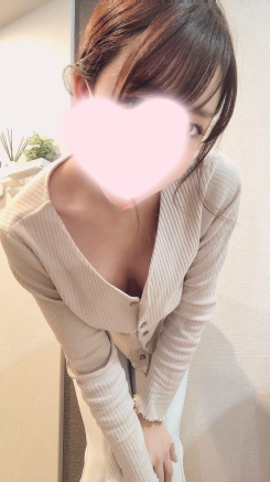 とても柔らかいお胸に日焼け跡が残る腕、 綺麗に手入れされた指先とネイルが印象的です。